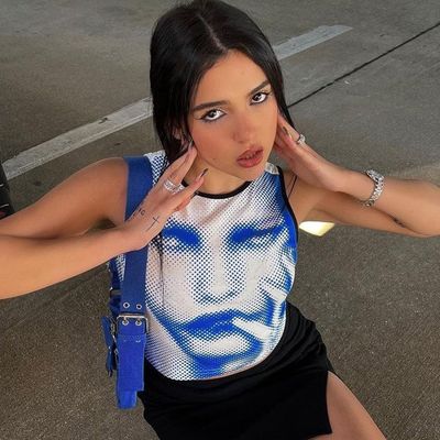 Φωτογραφία του δρόμου μόδας Ετικέτα T-Shirt εκτύπωση Slim Fit High Neck Crop Tank