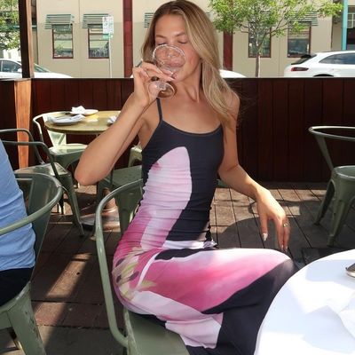 Στυλάτο λουλουδικό φόρεμα χωρίς πλάτη Σεξουαλικό φόρεμα με σχοινί