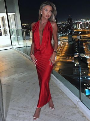 Νέα μόδα με σέξι φόρεμα χωρίς μανίκια.