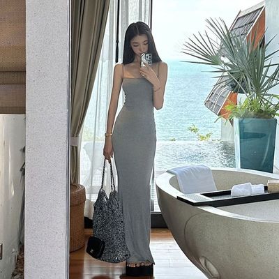 Μία γραμμή για το λαιμό, σέξι μόδα, καθαρός άνεμος, λεπτή μέση, μακρύ φόρεμα.